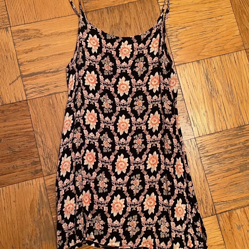 Super cute mini dress that fits a small/extra small. Beautiful design